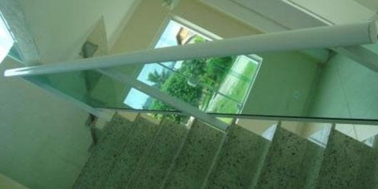 Telhado com esquadria e vidros